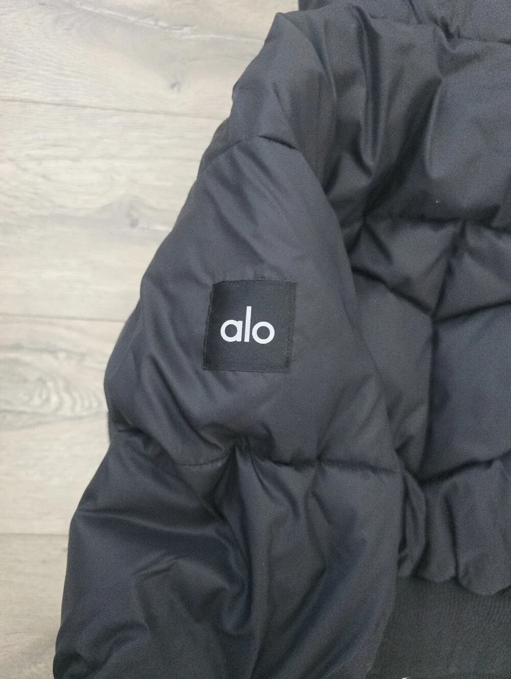 Alo Yoga Cropped Atmosphere Puffer Black New With Tags Athleisure Comfy